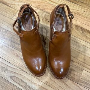 - FRYE Margaret shootie in black